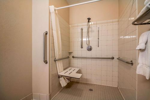 克拉尔维尔Quality Inn Coralville - Iowa River Landing的浴室配有淋浴和卫生间。