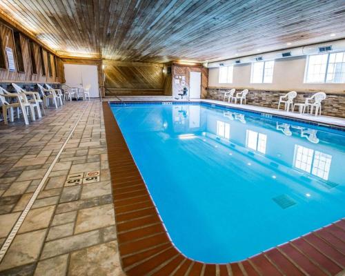 Le ClaireComfort Inn & Suites Riverview near Davenport and I-80的大楼内一个蓝色的大型游泳池