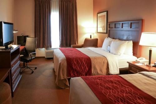 GrinnellComfort Inn & Suites Grinnell near I-80的酒店客房设有两张床和电视。