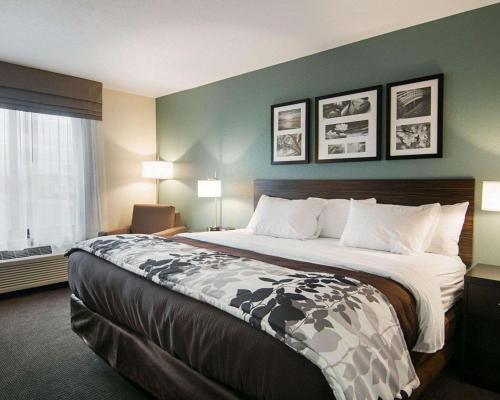 Sleep Inn & Suites Fort Dodge客房内的一张或多张床位