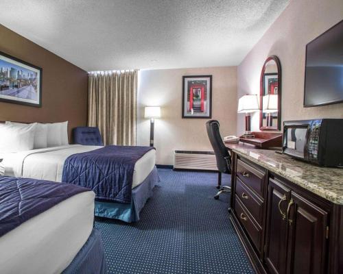 绍姆堡Quality Inn Schaumburg - Chicago near the Mall的酒店客房配有两张床和一张书桌