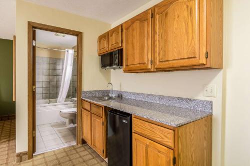 贝茨维尔Quality Inn I-74 Batesville的厨房配有木制橱柜和黑色洗碗机。