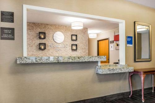 渥太华Comfort Inn Ottawa Starved Rock Area的医院走廊,带镜子和医院房间