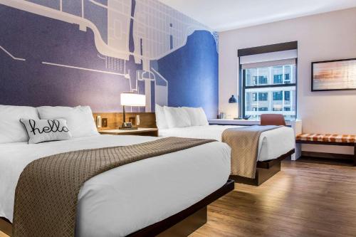 芝加哥芝加哥卢普/剧场区坎布里亚酒店的酒店客房带两张床和壁画