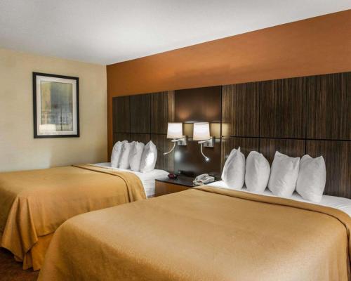 富兰克林Quality Inn Franklin I-65的酒店的客房 - 带2张带白色枕头的床