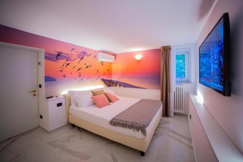 里米尼Marina Centro Suite的一间卧室配有一张壁画床