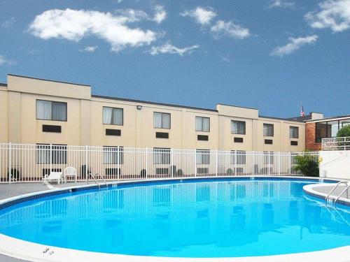 锡康克锡康克普罗维登斯品质酒店的大楼前的大型游泳池