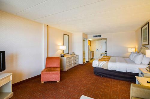 大洋城海滨品质酒店的配有一张床和一把椅子的酒店客房