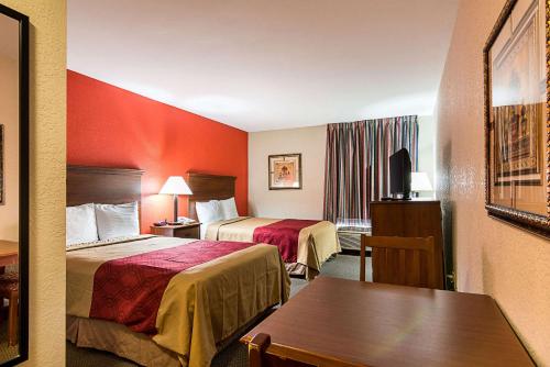 克林顿安德鲁斯空军基地伊克诺旅馆的酒店客房设有两张床和一张桌子。