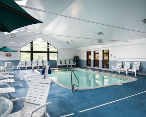 Comfort Inn & Suites LaVale - Cumberland内部或周边的泳池
