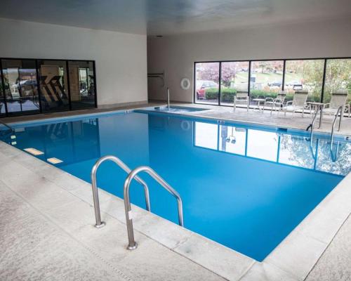 黑格斯敦黑格斯敦套房舒眠酒店的大楼里一个蓝色的大泳池