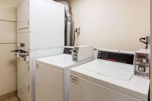 坎普泉Quality Inn Near Joint Base Andrews-Washington Area的厨房配有白色冰箱和洗碗机。