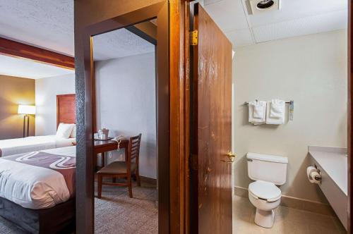 索尔兹伯里索尔兹伯里品质酒店的一间带床和卫生间的浴室