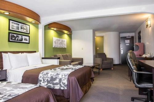 Emmitsburg耶米特斯堡司丽普套房酒店的酒店客房带两张床和一张桌子以及椅子。