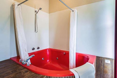 Quality Inn & Suites Frostburg-Cumberland的一间浴室