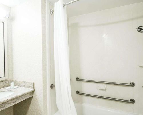 斯卡伯勒斯卡伯勒舒适套房酒店的带淋浴和盥洗盆的浴室