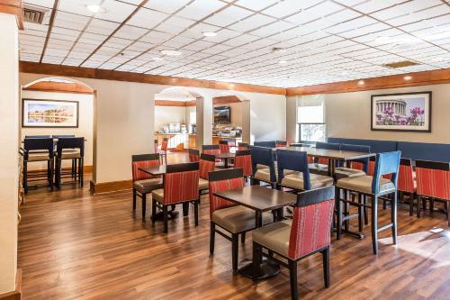盖瑟斯堡Comfort Inn Shady Grove - Gaithersburg - Rockville的餐厅内带桌椅的用餐室