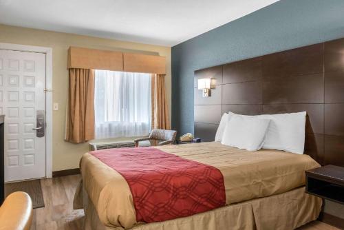 弗里波特Econo Lodge Freeport - Brunswick Area的一间设有大床和窗户的酒店客房