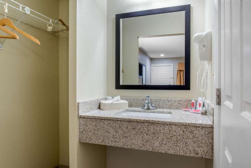 弗里波特Econo Lodge Freeport - Brunswick Area的一间带水槽和镜子的浴室