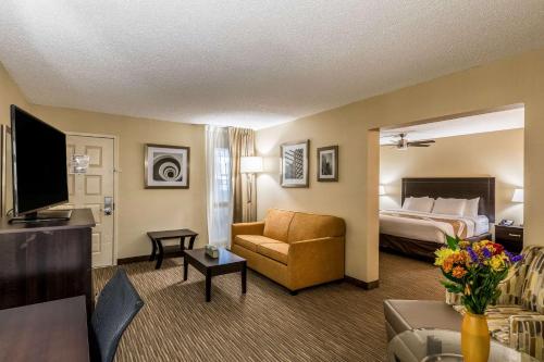 兰辛兰辛大学品质酒店的酒店客房设有床和客厅。