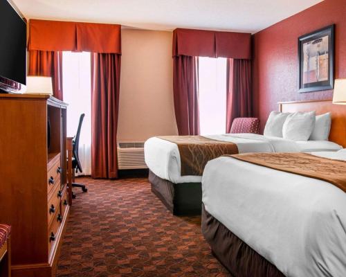 芒特普莱森特会议中心康福特茵酒店的酒店客房设有两张床和电视。