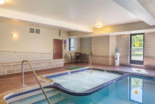 特拉弗斯城Sleep Inn & Suites Bay View Acme - Traverse City的大型游泳池位于酒店客房内,