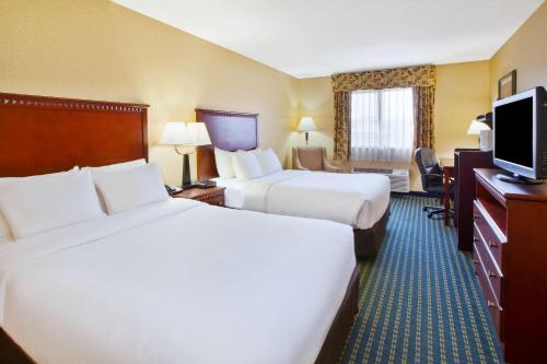 马歇尔Quality Inn Marshall near I-69的酒店客房设有两张床和一台平面电视。