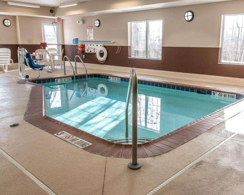 新布法罗Quality Inn Near Interstate I94的医院里的一个大型游泳池