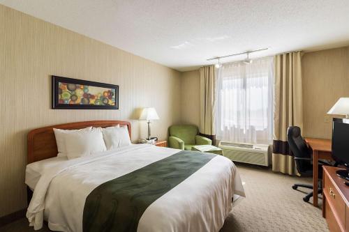 Marshall马歇尔品质酒店的酒店客房设有一张大床和一台电视。