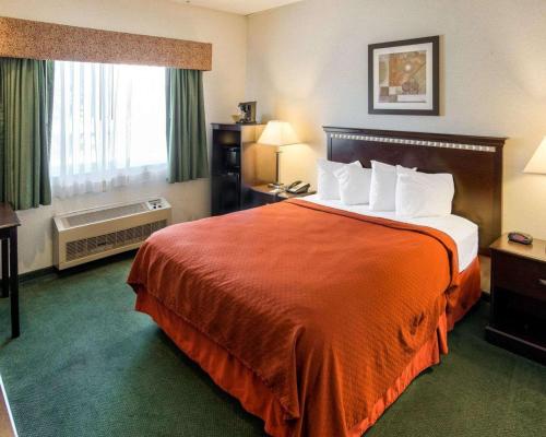 库恩拉匹兹Quality Inn Northtown的一间设有大床和窗户的酒店客房