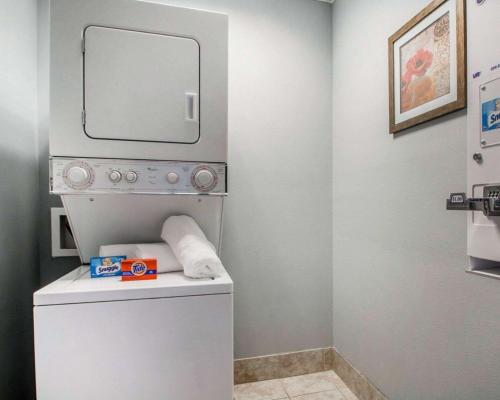 斯普林菲尔德斯普林菲尔德南部品质酒店的一间带洗衣机和烘干机及镜子的浴室
