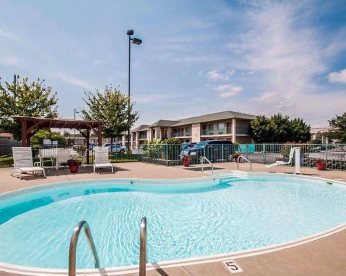 Econo Lodge Springfield I-44内部或周边的泳池