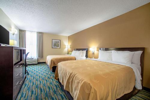 太平洋近圣路易斯六旗品质酒店的酒店客房设有两张床和电视。