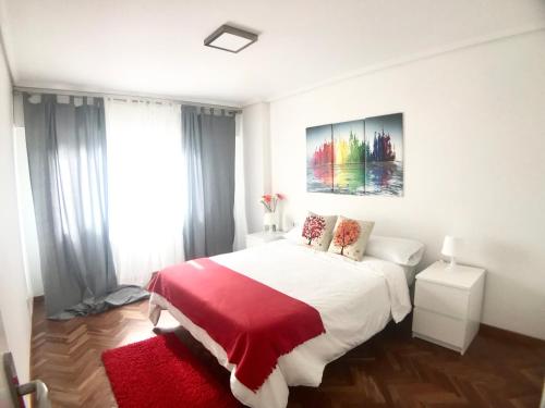 奥莱罗斯Dotombori的一间卧室配有一张带红色毯子的大床