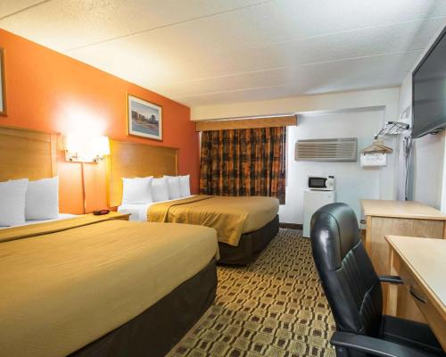 堪萨斯城堪萨斯城市区北经济型酒店的酒店客房,配有两张床和椅子
