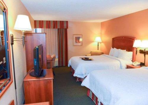 弗洛里森特圣路易斯西北品质酒店 I-270的酒店客房设有两张床和一台平面电视。