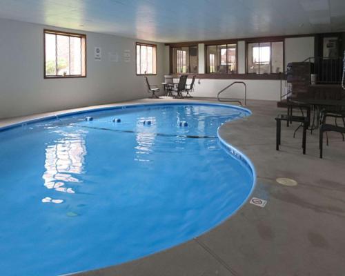 法明顿行政旅馆的大楼里的一个大型蓝色游泳池