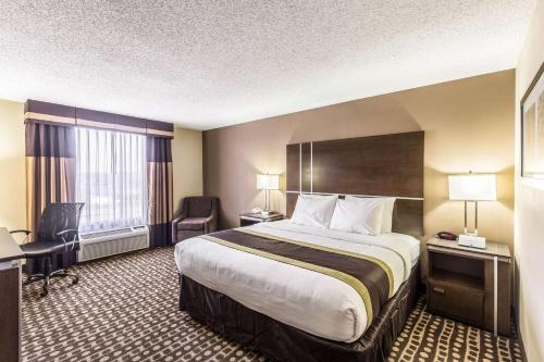 West Plains品质酒店的酒店客房设有一张大床和两个窗户。