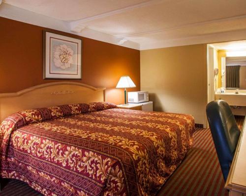 圣查尔斯Relax Inn Saint Charles的酒店客房设有床和窗户。