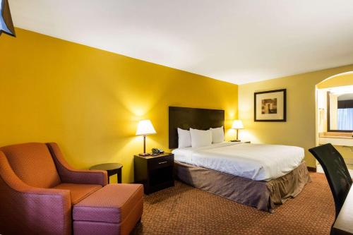 Indianola品质酒店的配有一张床和一把椅子的酒店客房