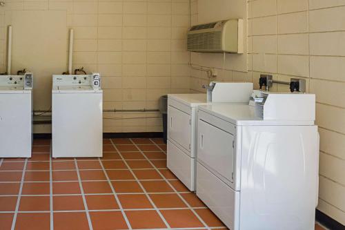 比洛克西比洛克西海滩品质酒店的洗衣房配有洗衣机和烘干机