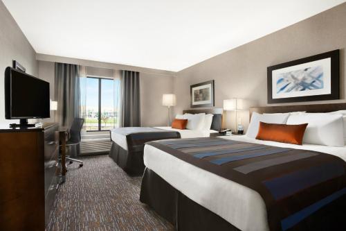 科珀斯克里斯蒂Wingate by Wyndham Corpus Christi的酒店客房设有两张床和一台平面电视。