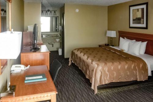 哥伦布品质酒店客房内的一张或多张床位