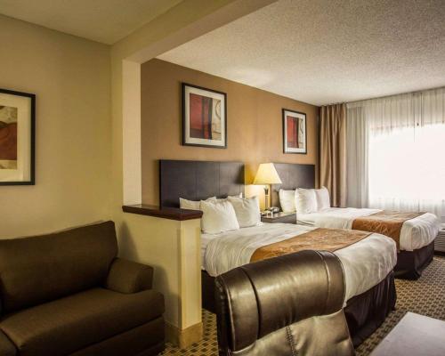 兰伯顿兰伯顿康福特套房酒店的酒店客房,设有两张床和一张沙发