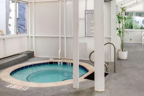 玛姬谷品质套房酒店内部或周边的泳池