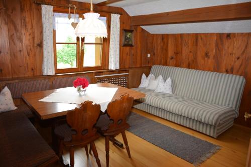 埃格Bauernhof Schneider的客厅配有桌子和沙发