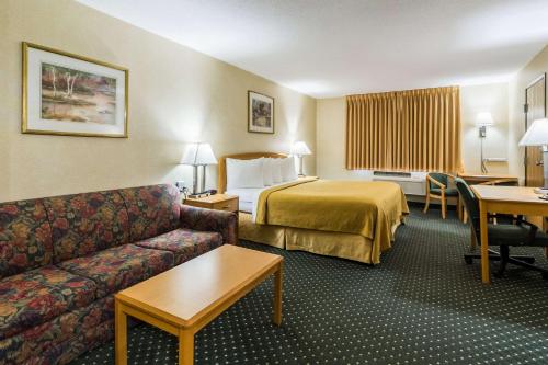 格兰福克哥伦比亚商场品质酒店的酒店客房,配有床和沙发