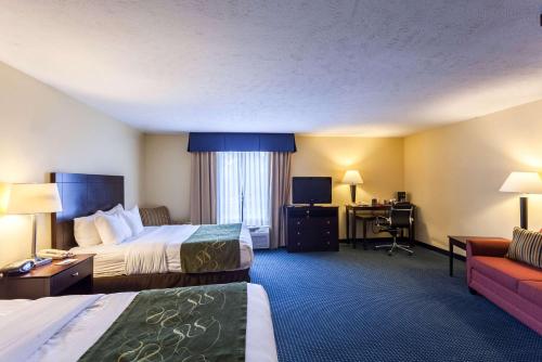 林垦Comfort Suites East Lincoln - Mall Area的酒店客房配有两张床和一张书桌