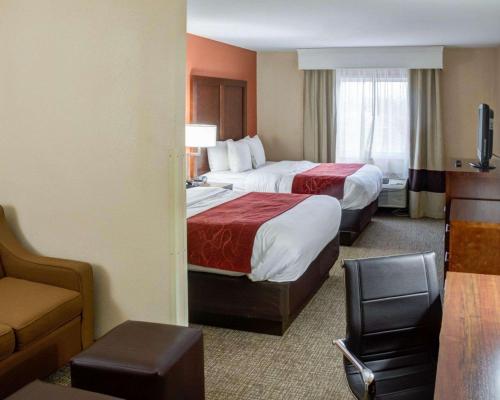 奥马哈奥马哈康福特套房酒店的酒店客房,配有两张床和椅子