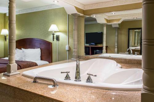 小费里罗德威卡普里旅馆的带浴缸和床的大型浴室